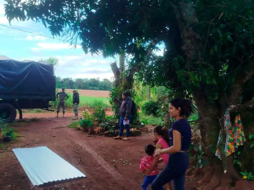 Entrega de chapas a damnificados