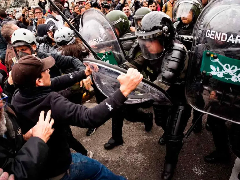 Momento de tensión y agresión policial 