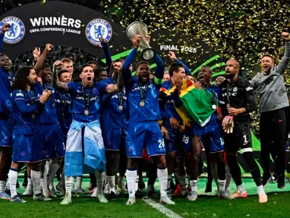 Festejo del Chelsea, primer campeón de tres grandes títulos europeos