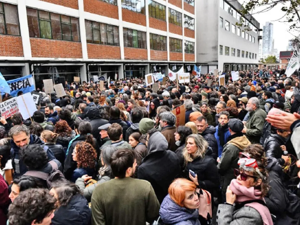 Bajo el lema “No al cientificidio”
