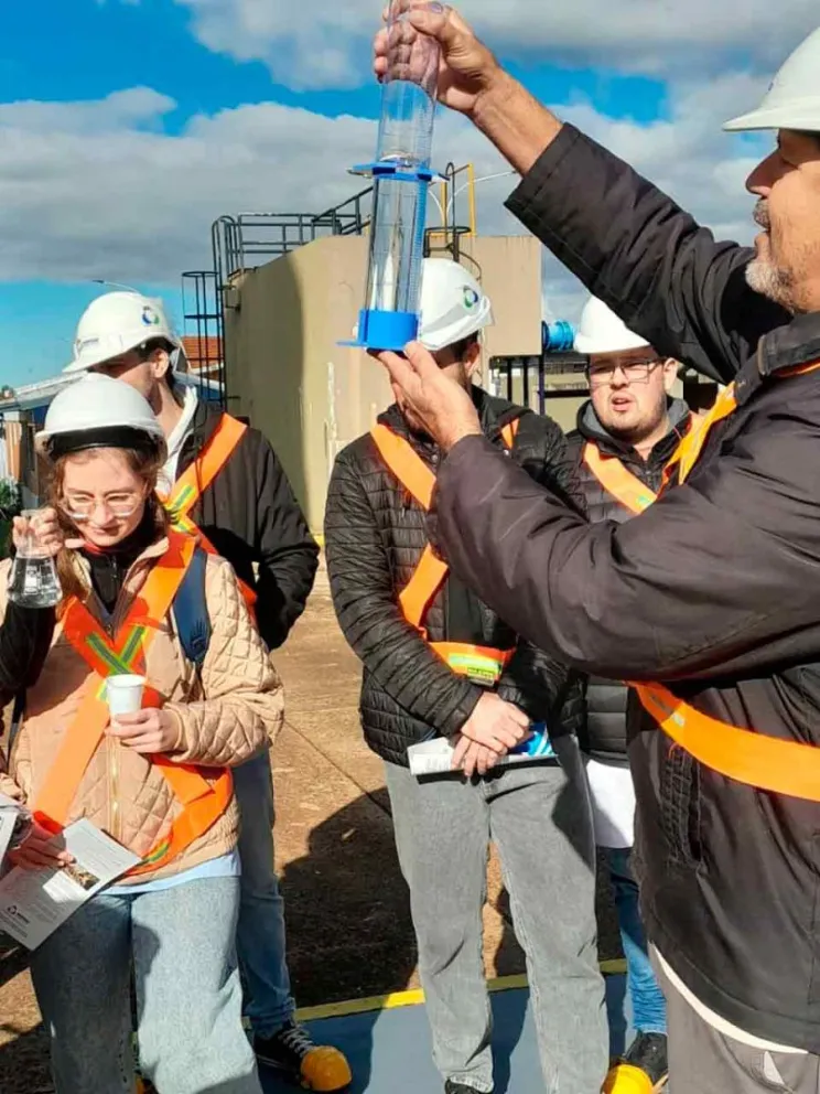 Visitantes durante el recorrido guiado