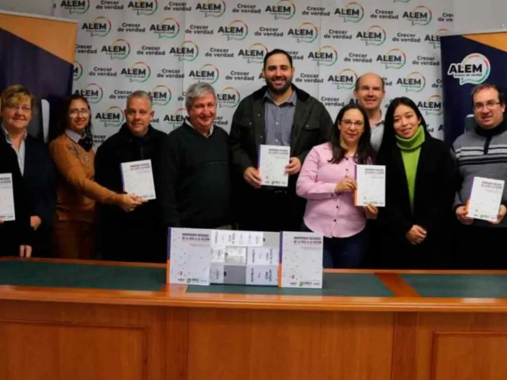 Sebely y el equipo local en el evento