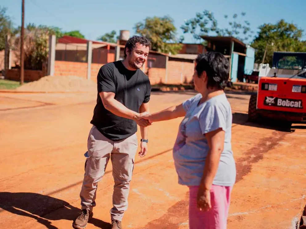 Daniel Vigo y una vecina