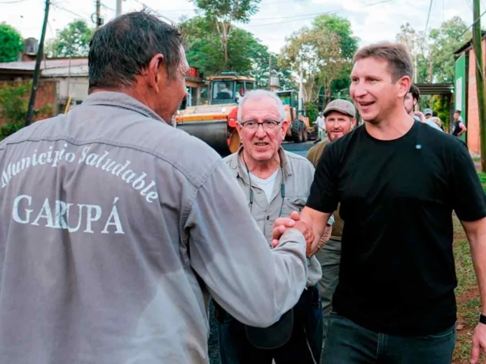 Sebastián Macias con trabajadores municipales