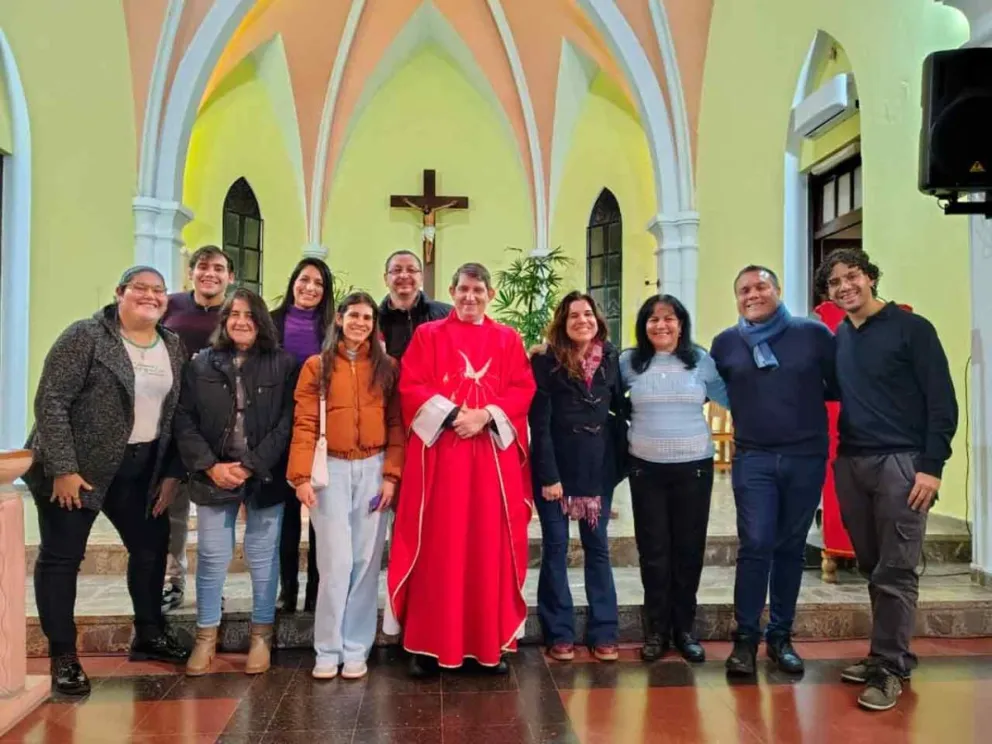 Padre Leandro Kuchak y periodistas