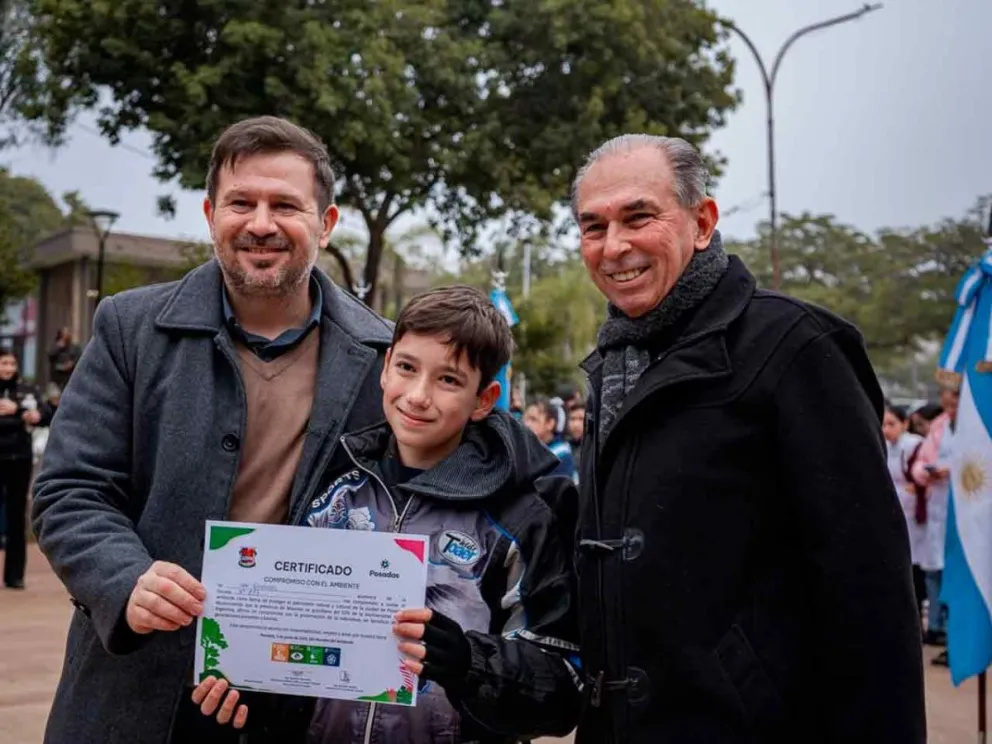 Aranda y Stelatto junto a un alumno