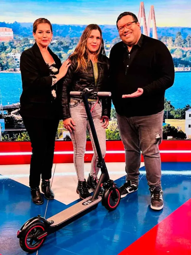 La ganadora junto a Acuña y Larocca