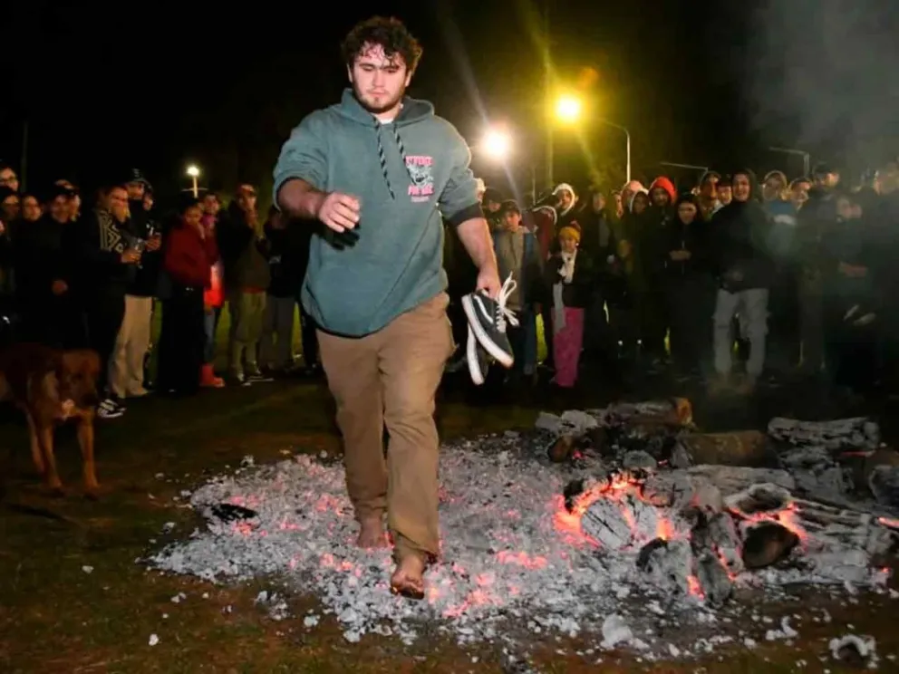 Cruce de brasas: acto de fe popular purificador