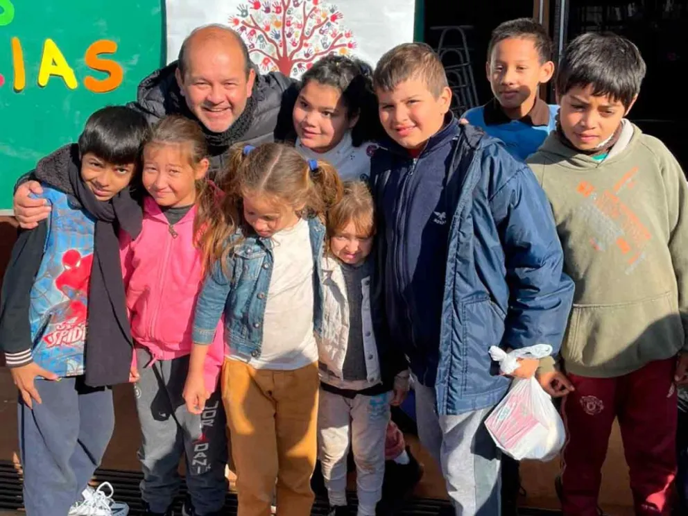 Cristian Cañete junto con alumnos