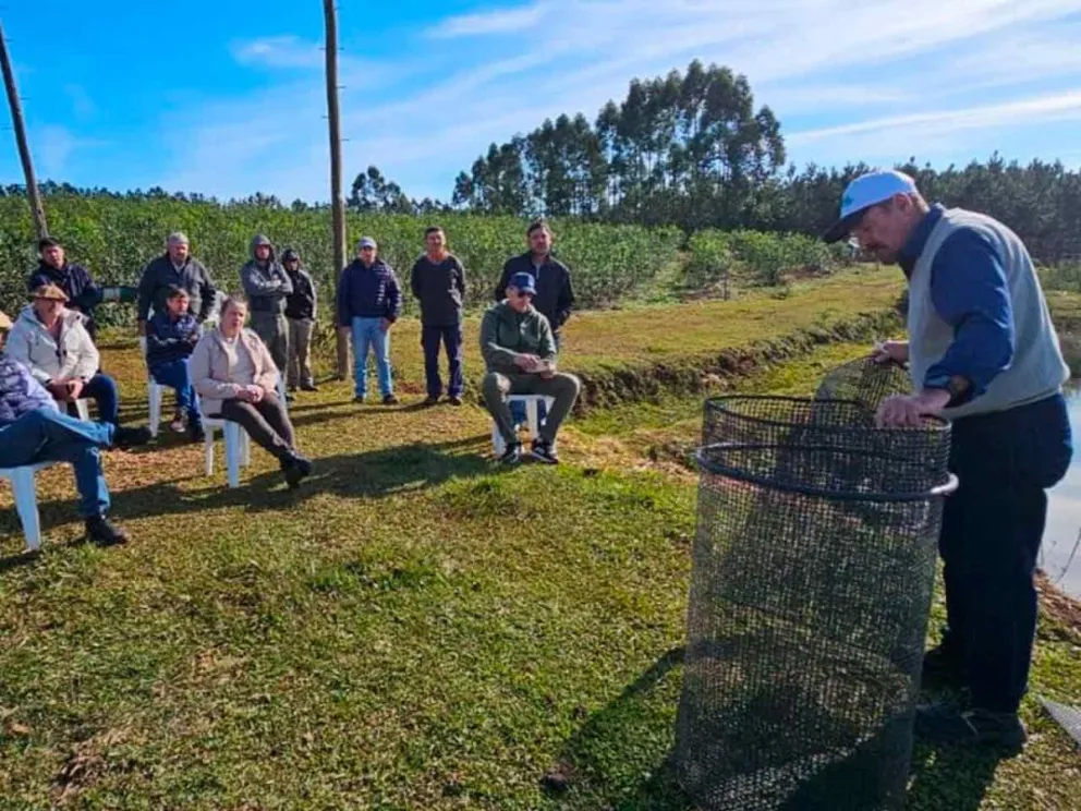 Equipo técnico y productores piscícolas