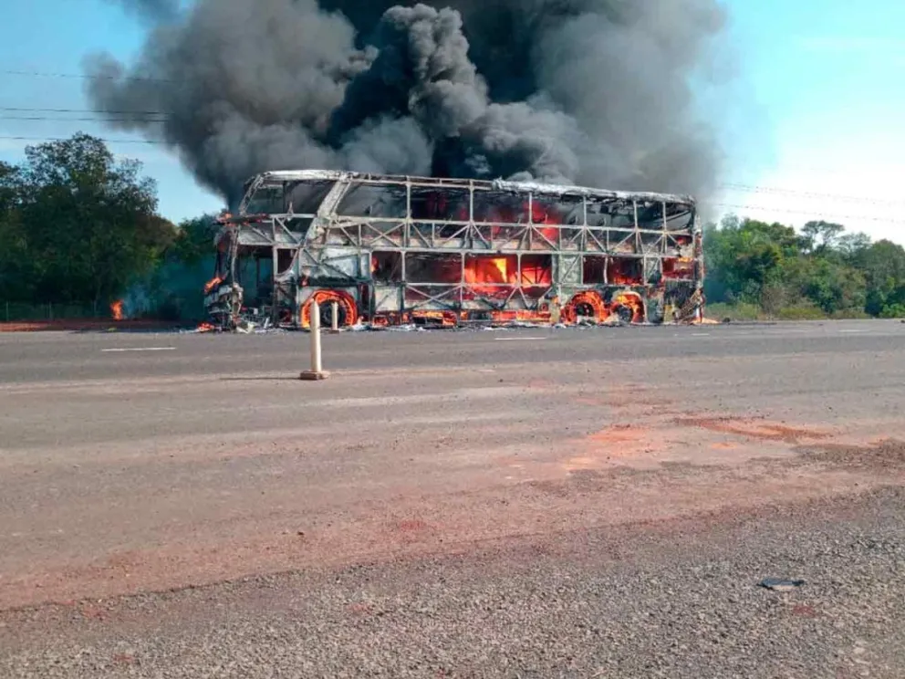 Se prendió fuego un colectivo en San José | Diario Noticias De La Calle ...