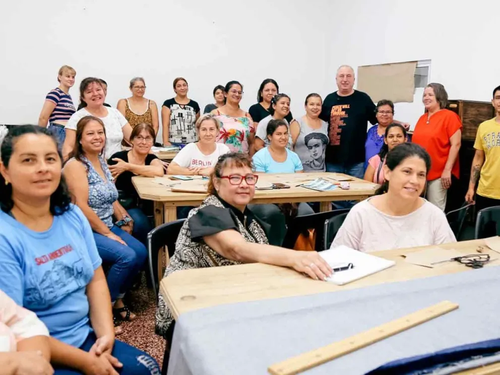 Hugo Passalacqua junto a alumnos de UPM 