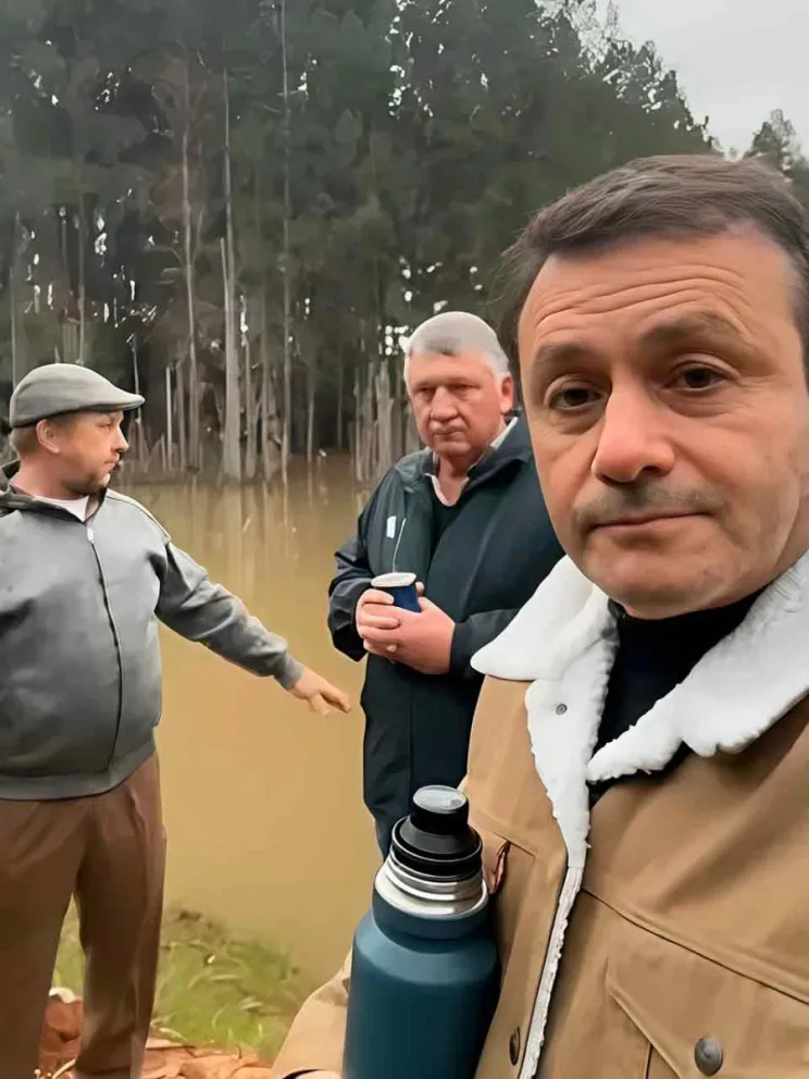 Oscar Herrera Ahuad junto a piscicultores