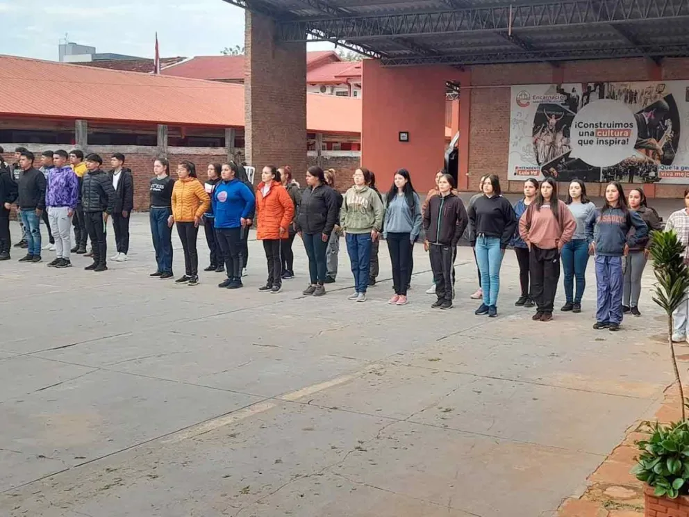 Encarnación – El inspector principal Hugo Servián, responsable de la Dirección General de la Policía Municipal, informó que los 70 aspirantes que integran a la Escuela de la Policía Municipal están en la fase final de su formación integral. Los futuros ag