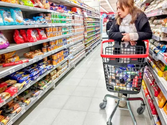 El consumo masivo volvió a caer en junio: las ventas en súper y ...