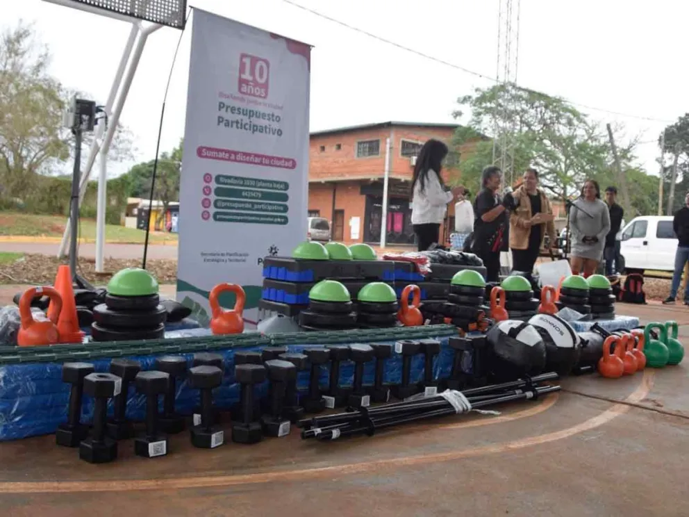 Momento de la entrega en el barrio Miguel Lanús
