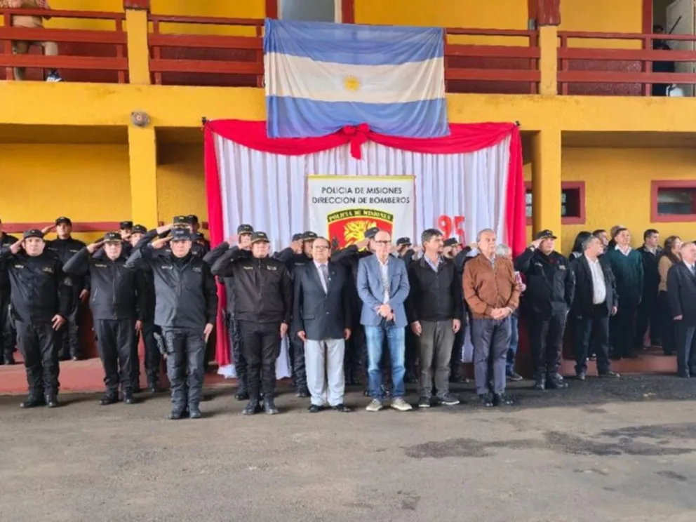 Plana Mayor Policial junto a autoridades presentes