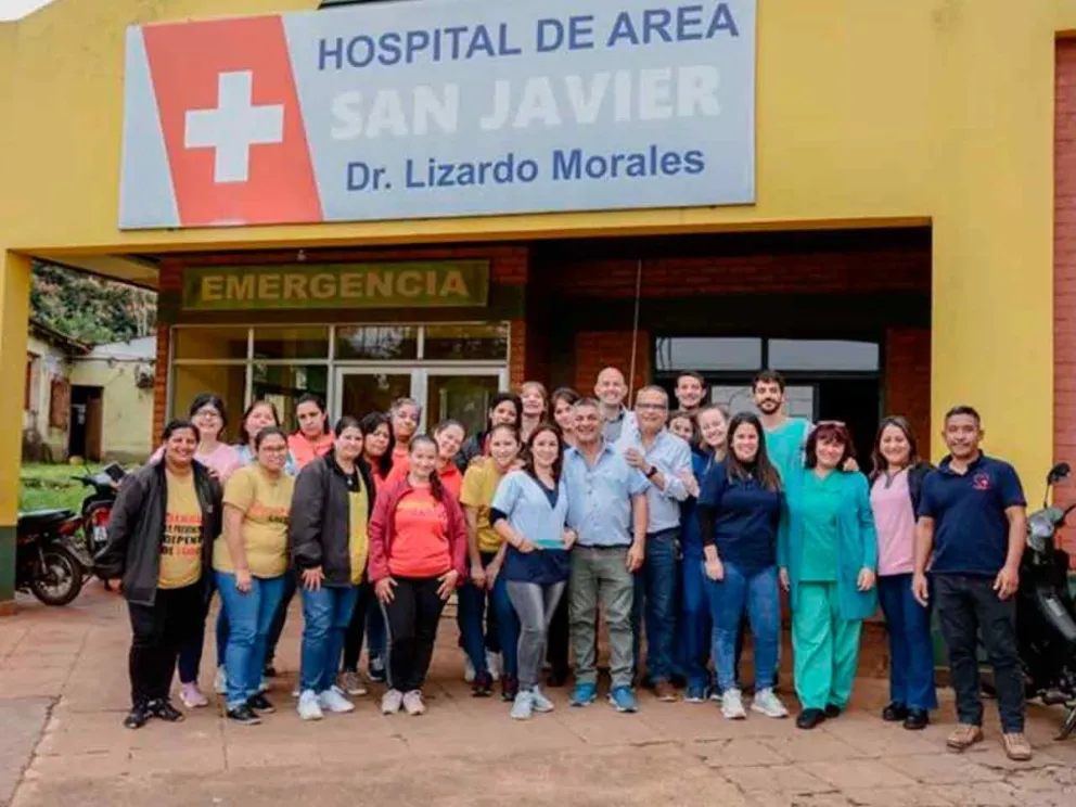 Un equipo de agentes sanitarios recorre las casas