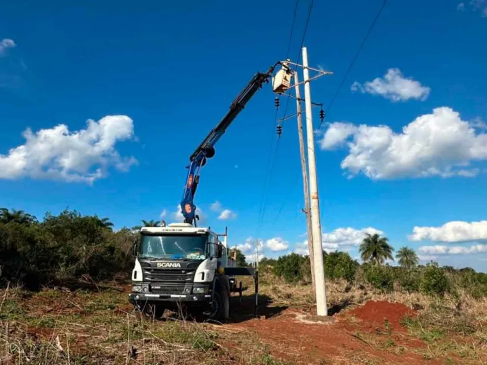 Reemplazan postes de madera por estructura de hormigón
