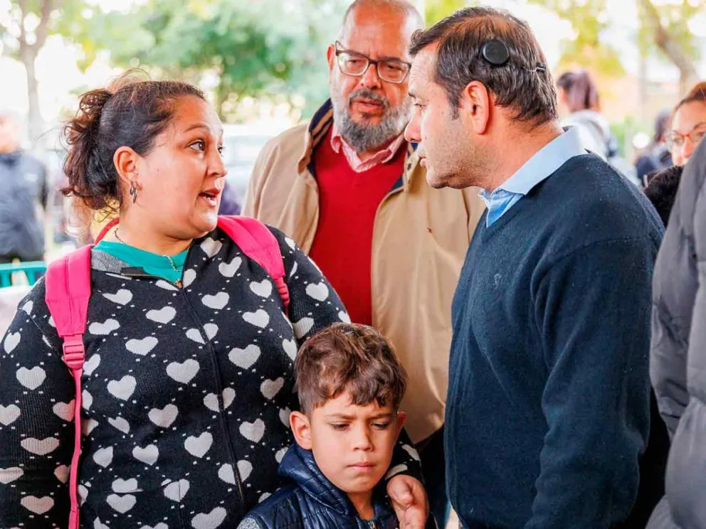 Oscar Herrera Ahuad junto a los vecinos