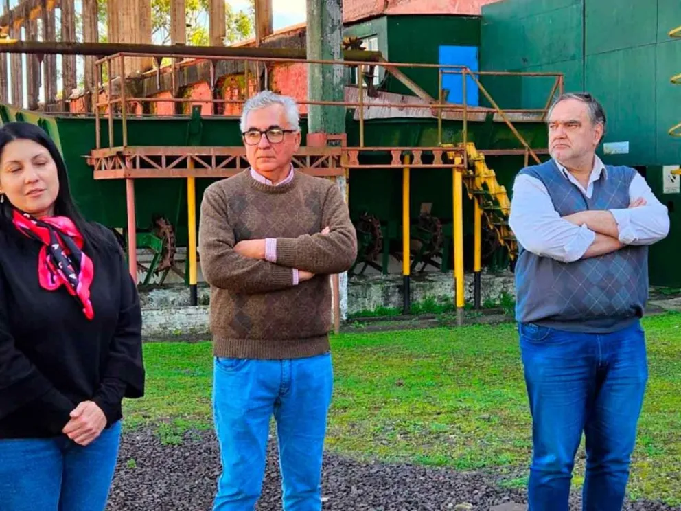 Noelia Kreclevich junto a funcionarios