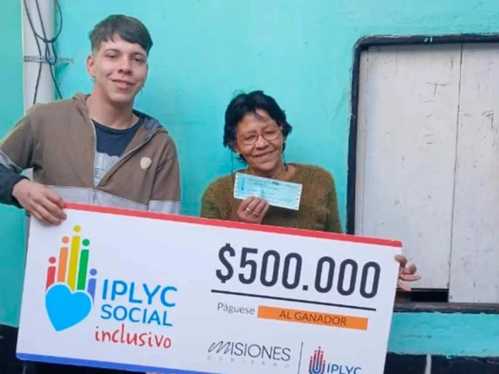 Ramona Rodríguez e hijo con su premio