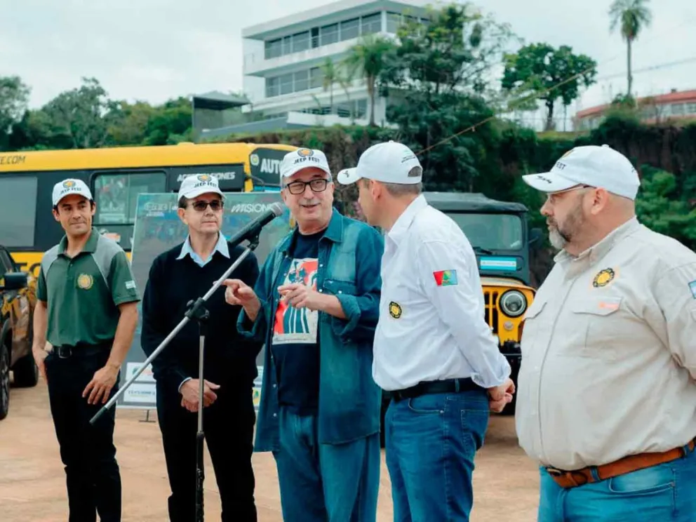 El Gobernador junto a los organizadores