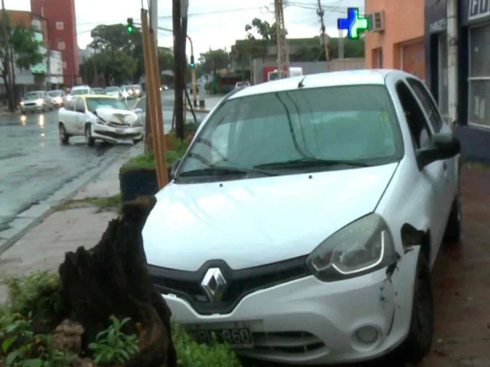 Un vehículo impactó en la vereda