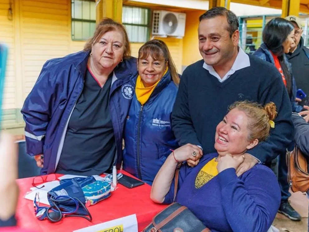 Oscar Herrera Ahuad junto a agentes sanitarios