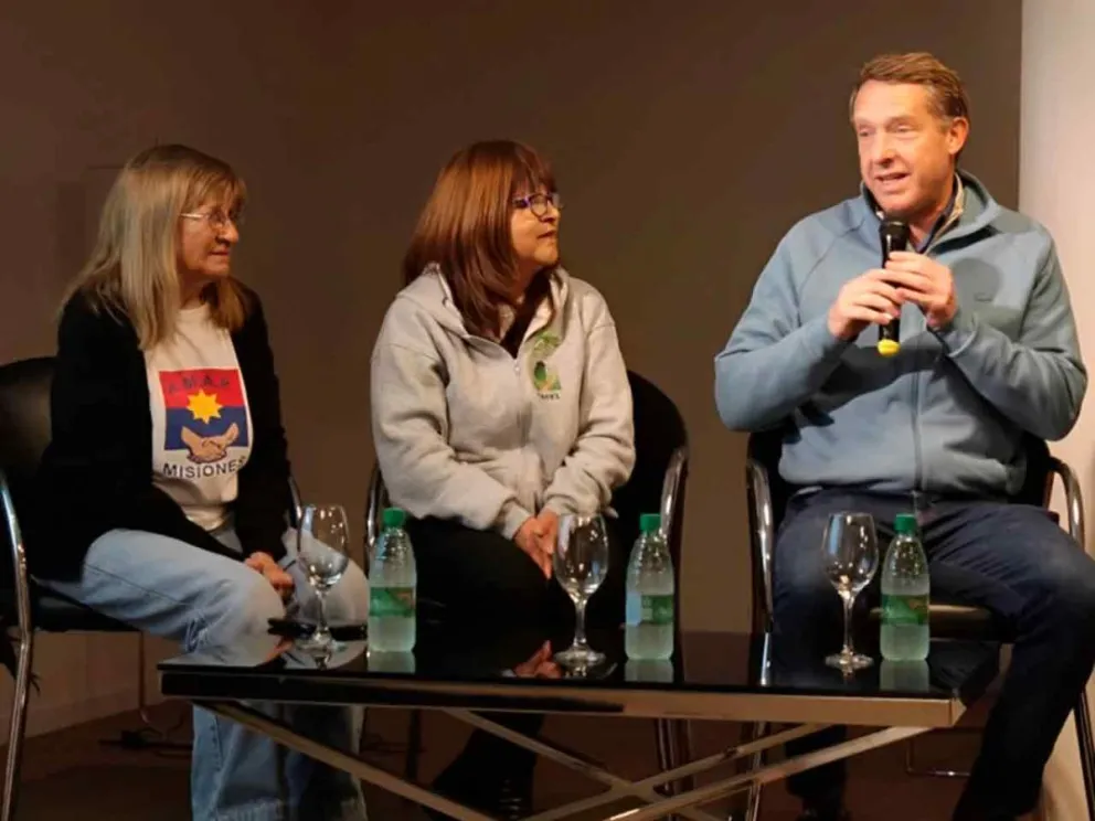 Lisandro Benmaor junto a  miembros de A.M.A.R. 