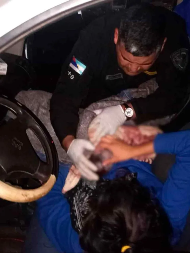 Ayuda policial para dar a luz
