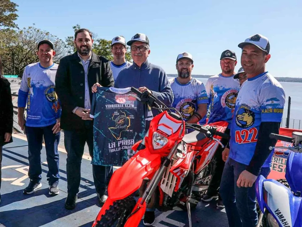 El Gobernador junto a Sebelly y organizadores