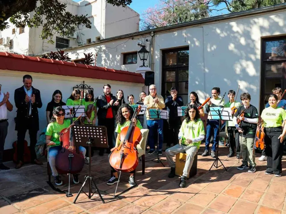 Hugo Passalacqua junto a Los Grillitos Sinfónicos