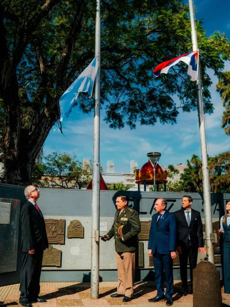 Autoridades durante el izamiento de la bandera