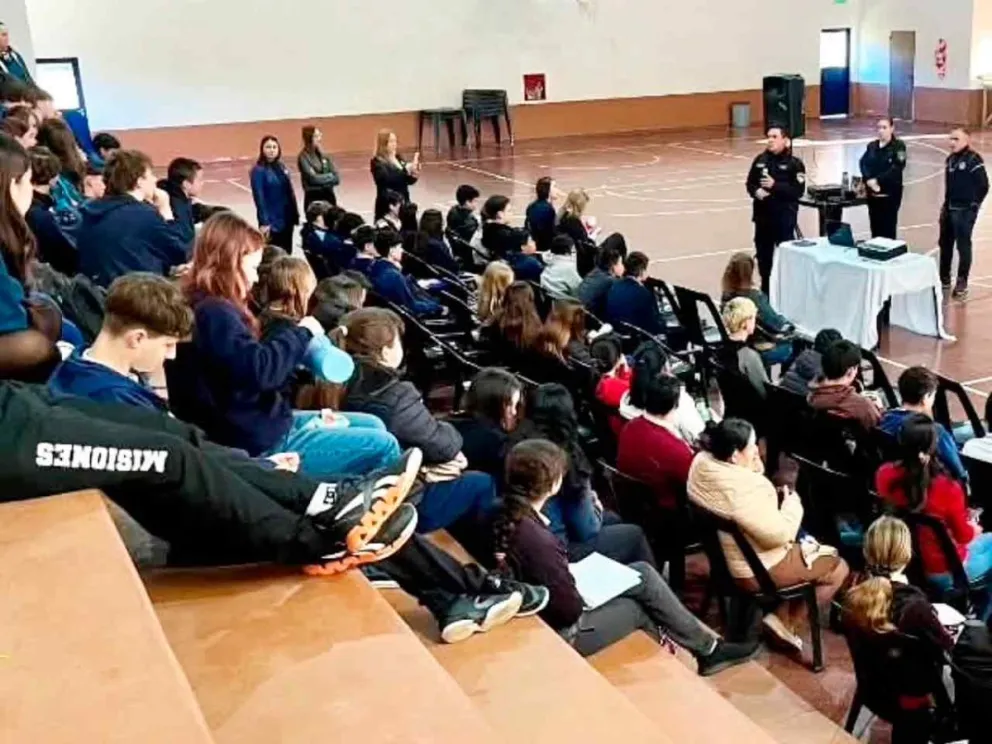 Brinda charlas-taller a los estudiantes