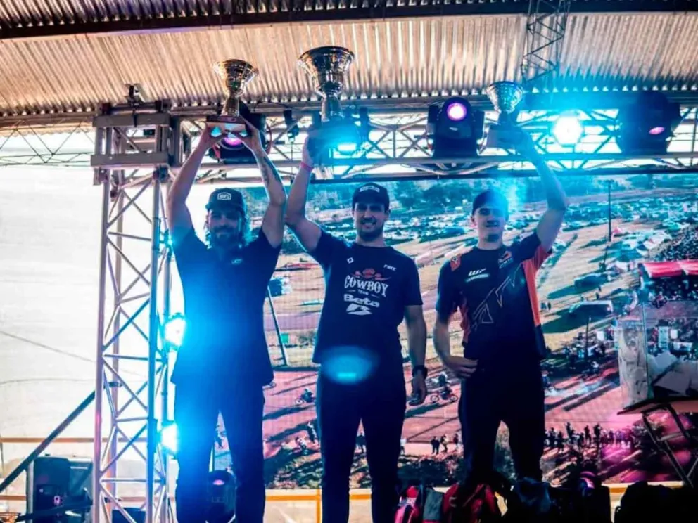 Los ganadores con sus trofeos