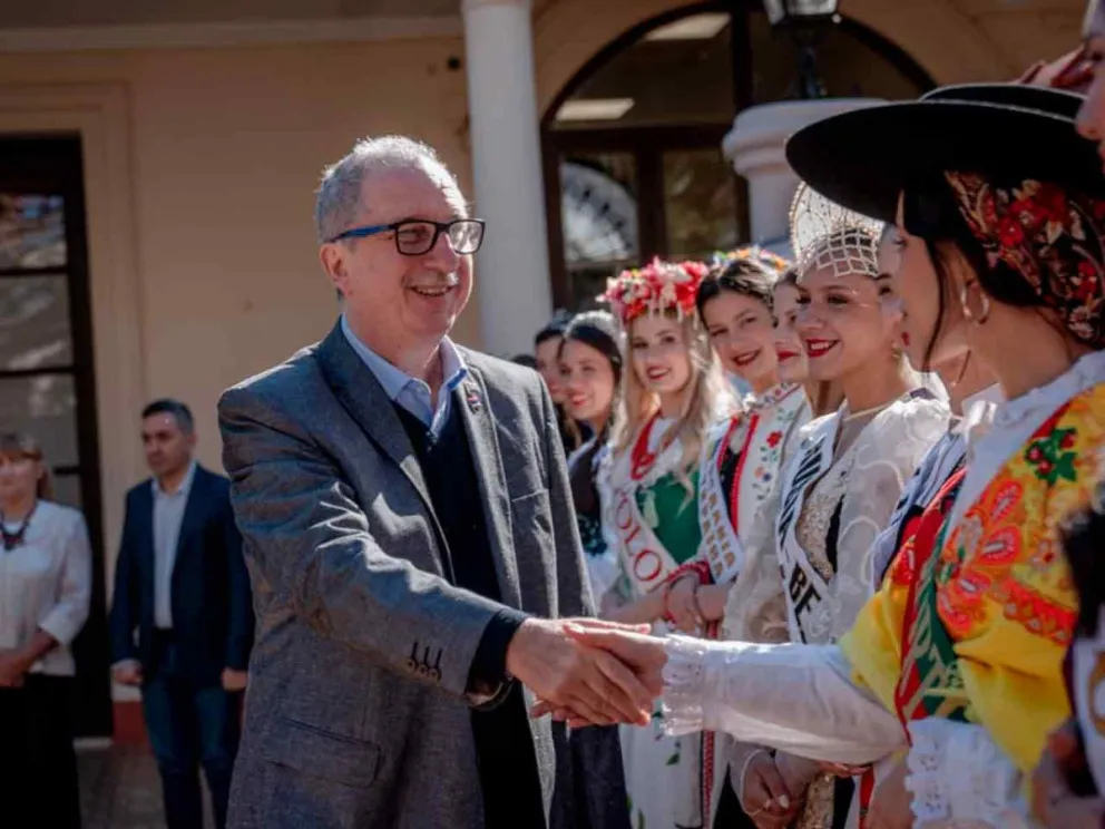 El Gobernador saludando a las reinas de las distintas colectividades 