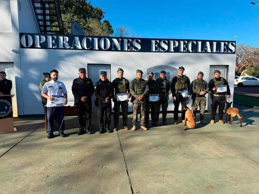 Sandro Martínez junto a egresados 