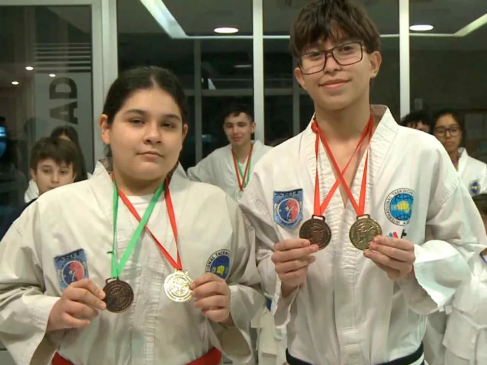 Representantes de la Tierra Colorada exhibiendo sus medallas