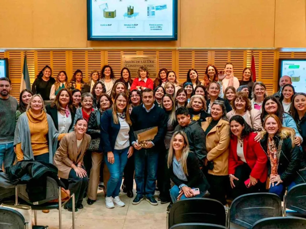 Herrera Ahuad junto a concejalas del Frente Renovador