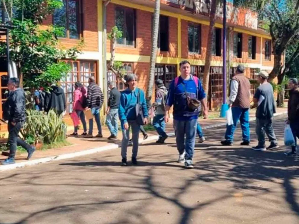 Se realizó al aire libre, con demoras y sin condiciones que contemplen la vulnerabilidad de los beneficiarios