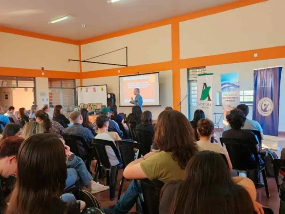 Convocó a estudiantes, docentes e investigadores