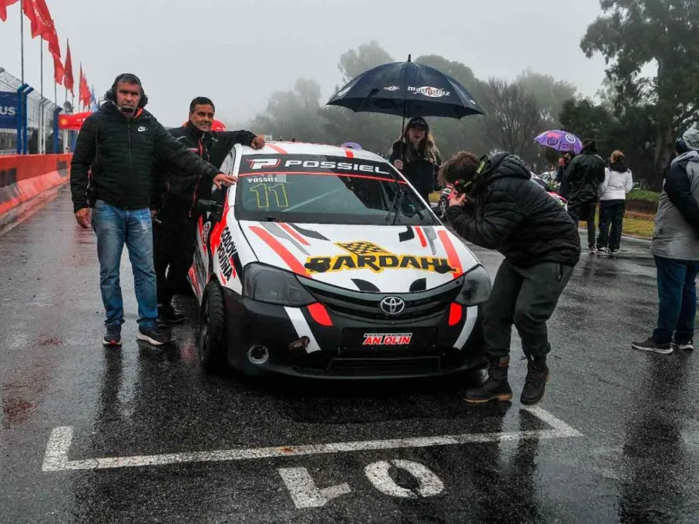 Ganó su serie bajo una copiosa lluvia