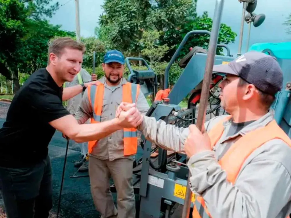 Sebastían Macias junto a operarios viales