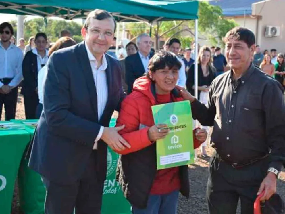 Lizardo González junto a beneficiario