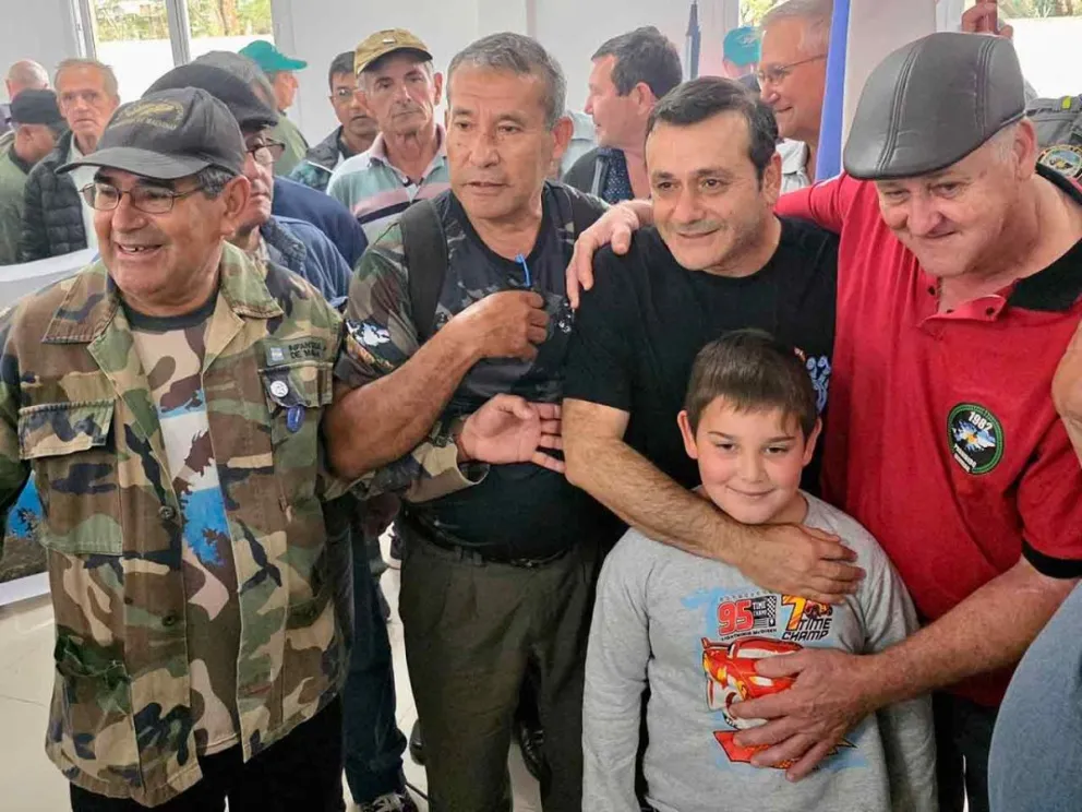 Oscar Herrera Ahuad junto a héroes de Malvinas