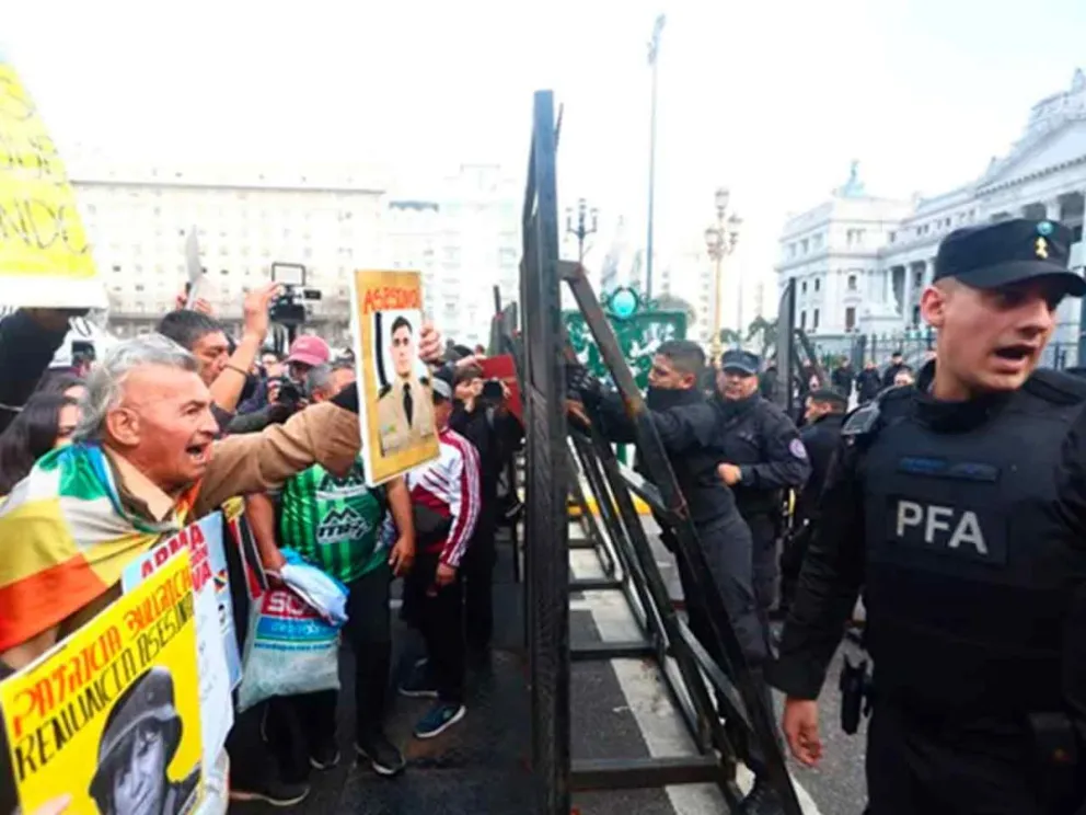 Vallado y elevado número de efectivos