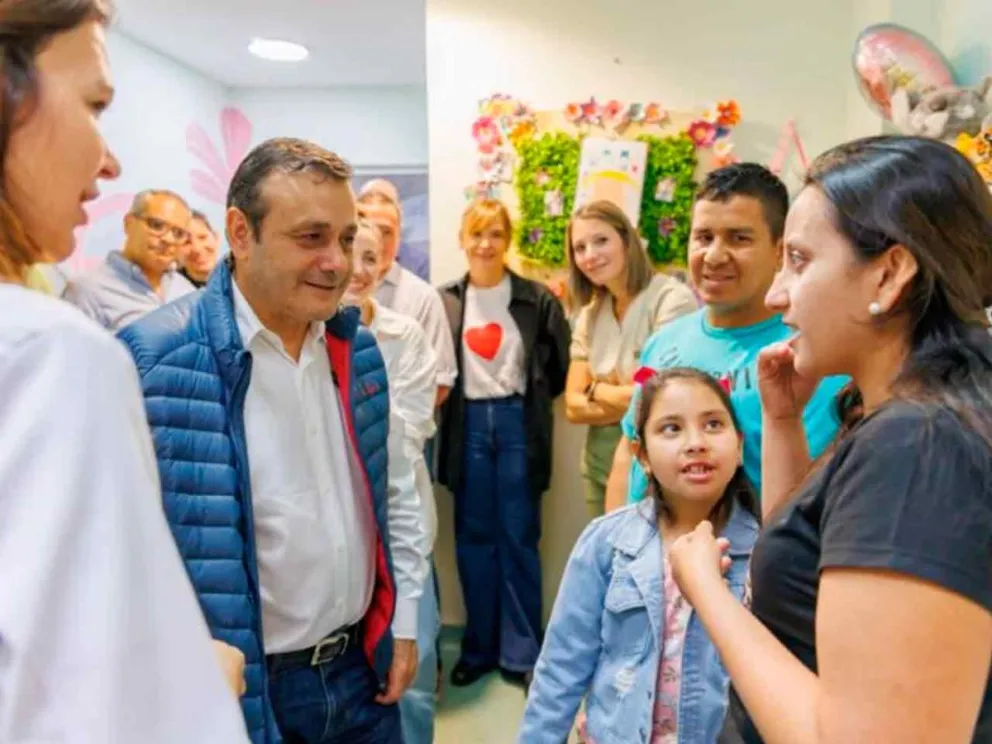 Oscar Herrera Ahuad junto a Sofía y su madre