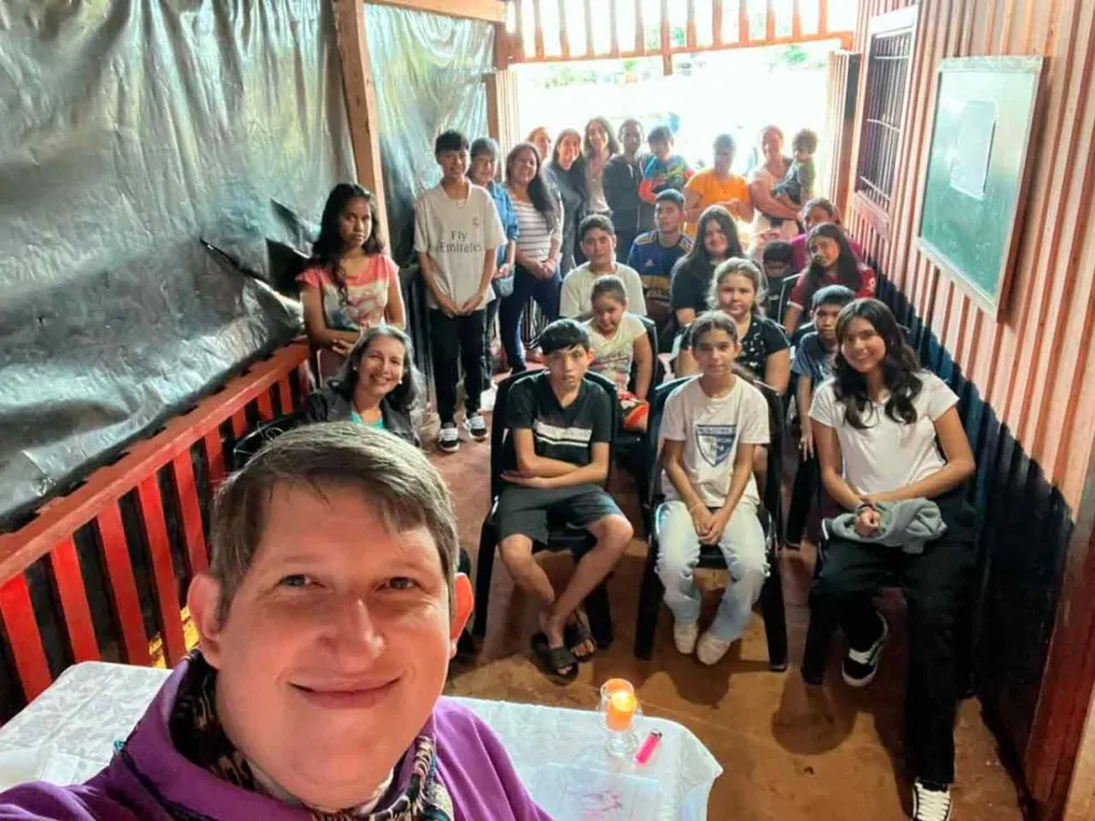 El Padre Leandro Kuchak con los chicos