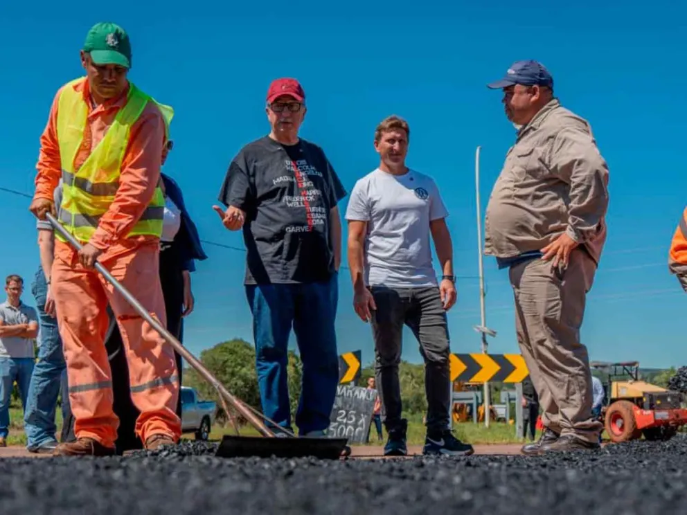 El Gobernador  y Sebastian Macias, en las obras viales nu